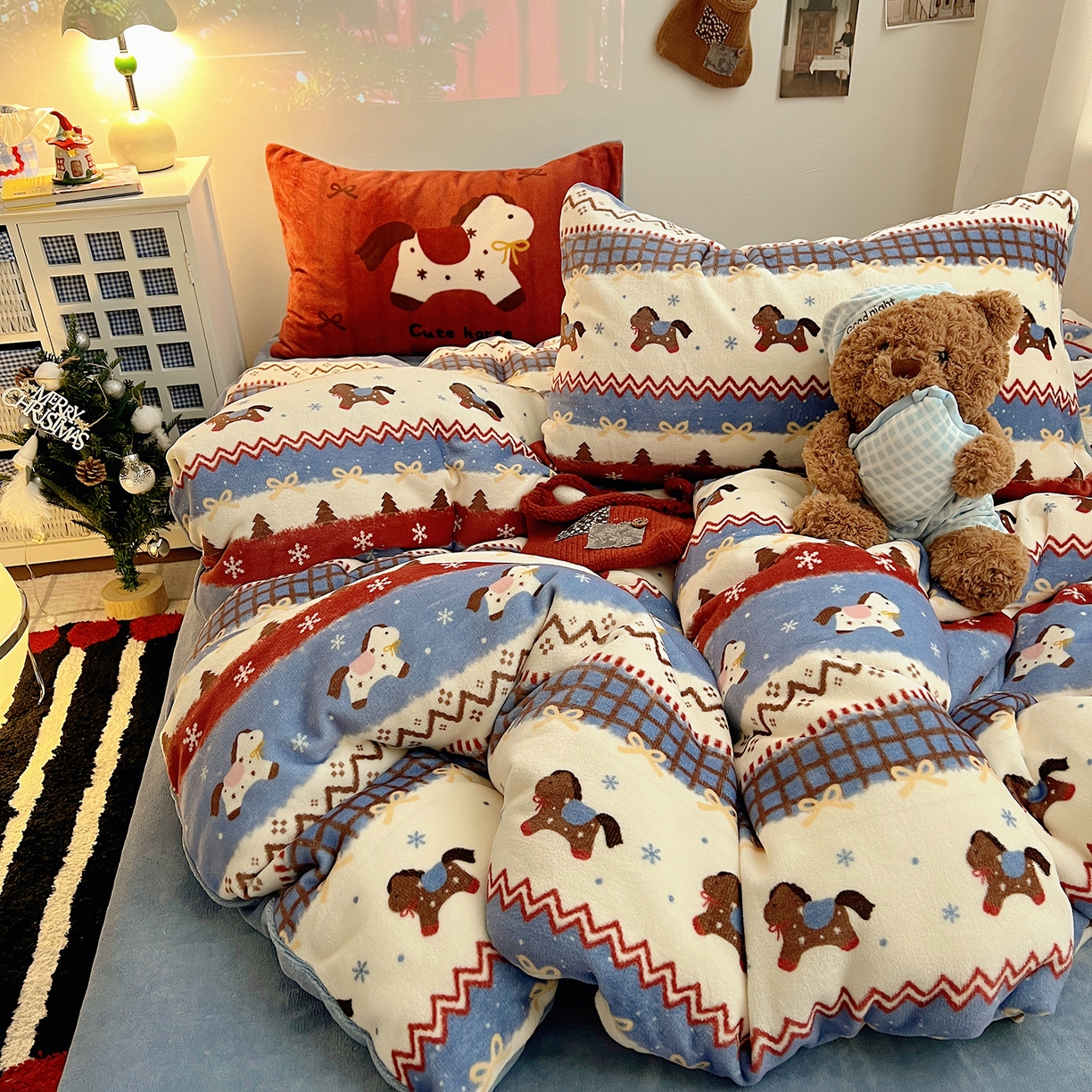 91家纺网 家纺一手货源 找家纺 桃子家居 2026新款A类数码印花混搭冬季新年限定猫咪小马加厚牛奶绒四件套 绒-梦幻小马蓝红