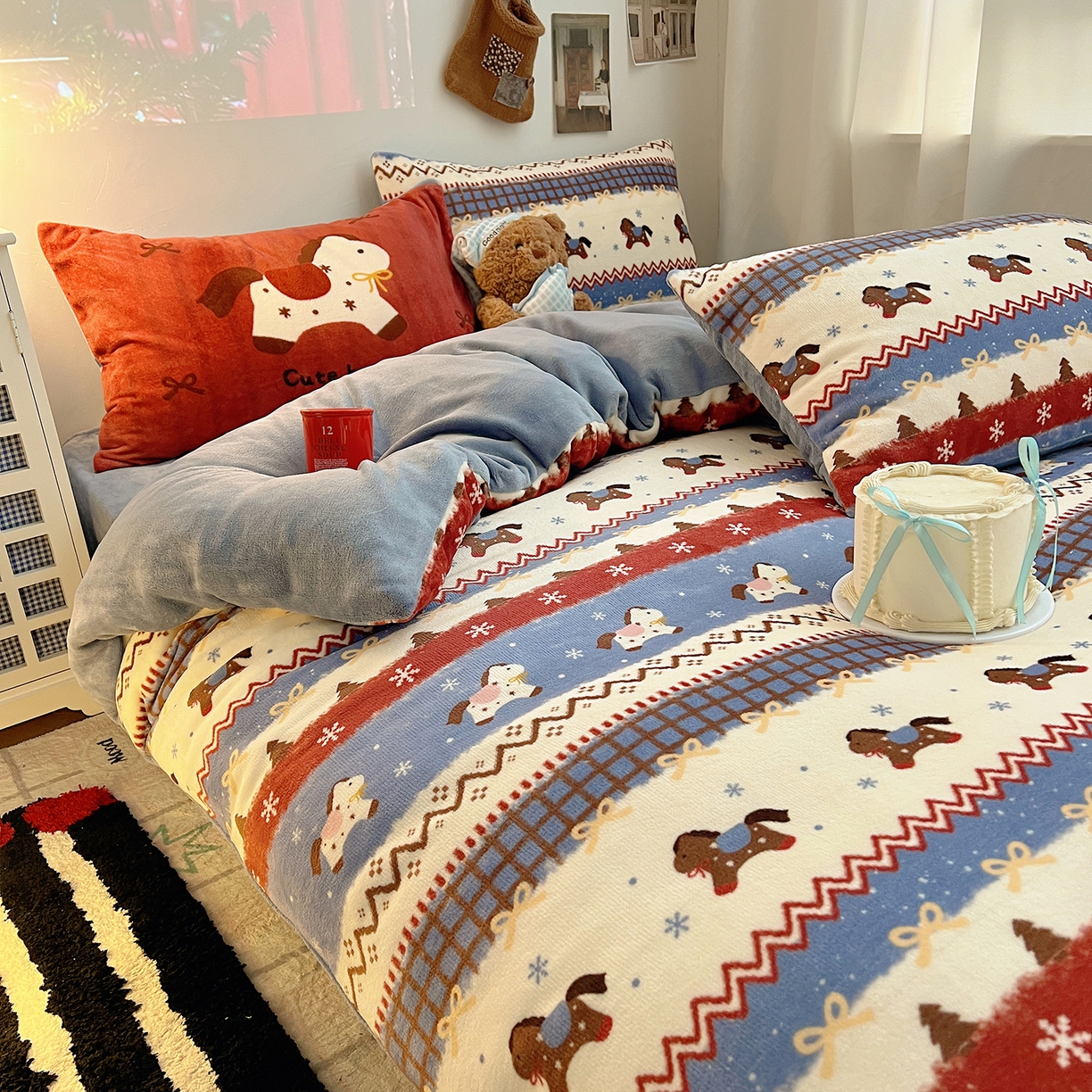 91家纺网 家纺一手货源 找家纺 桃子家居 2026新款A类数码印花混搭冬季新年限定猫咪小马加厚牛奶绒四件套 绒-梦幻小马蓝红