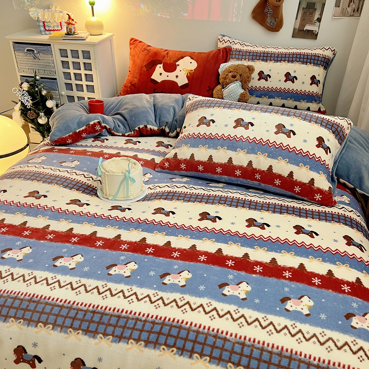 91家纺网 家纺一手货源 找家纺 桃子家居 2026新款A类数码印花混搭冬季新年限定猫咪小马加厚牛奶绒四件套 绒-梦幻小马蓝红