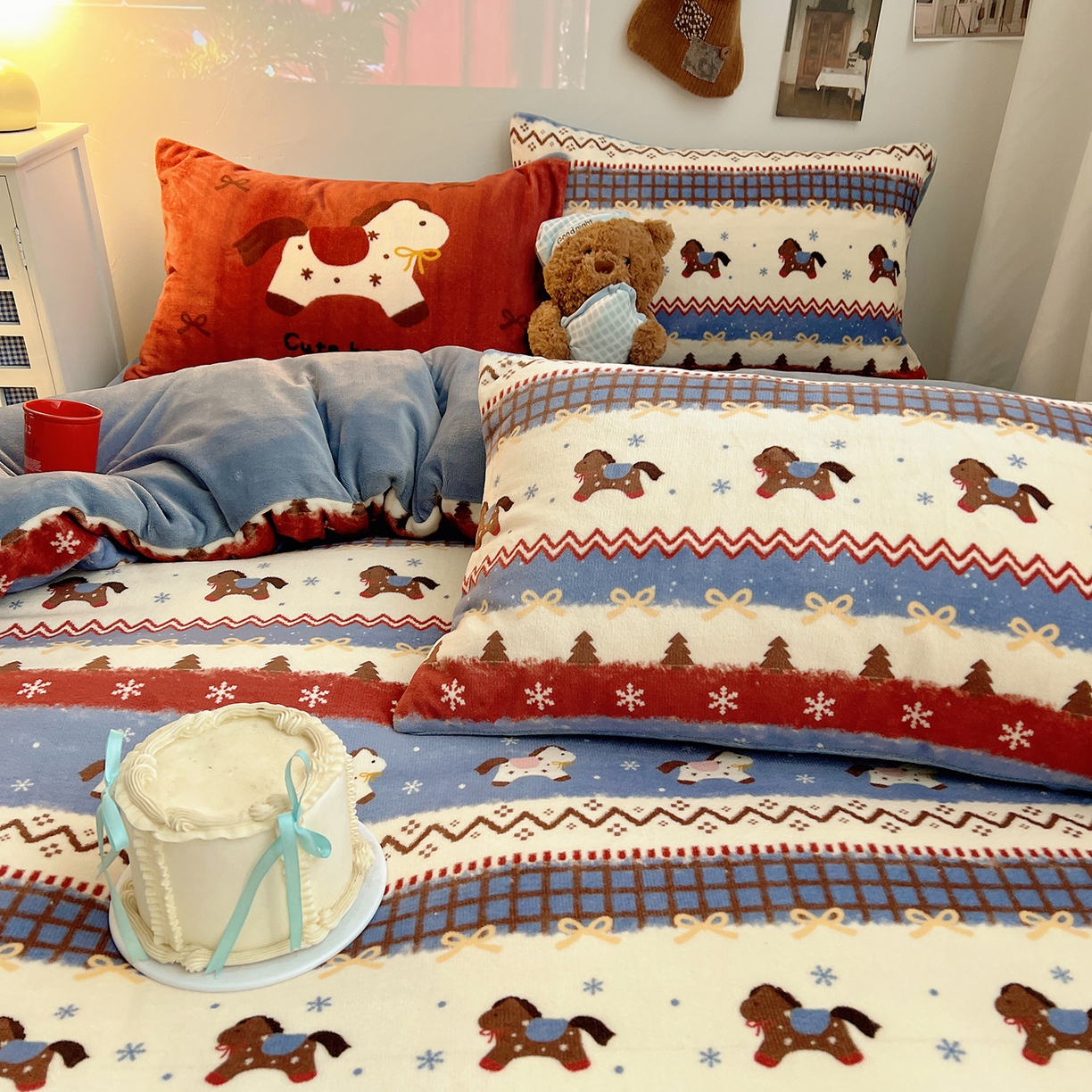 91家纺网 家纺一手货源 找家纺 桃子家居 2026新款A类数码印花混搭冬季新年限定猫咪小马加厚牛奶绒四件套 绒-梦幻小马蓝红