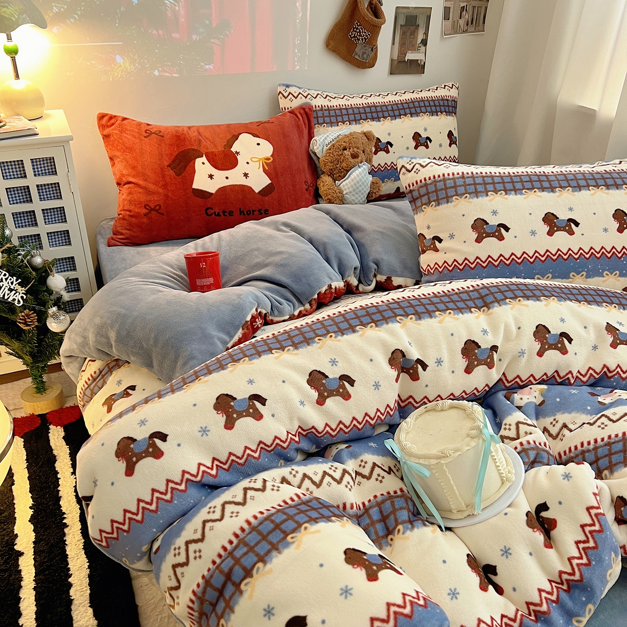 91家纺网 家纺一手货源 找家纺 桃子家居 2026新款A类数码印花混搭冬季新年限定猫咪小马加厚牛奶绒四件套 绒-梦幻小马蓝红