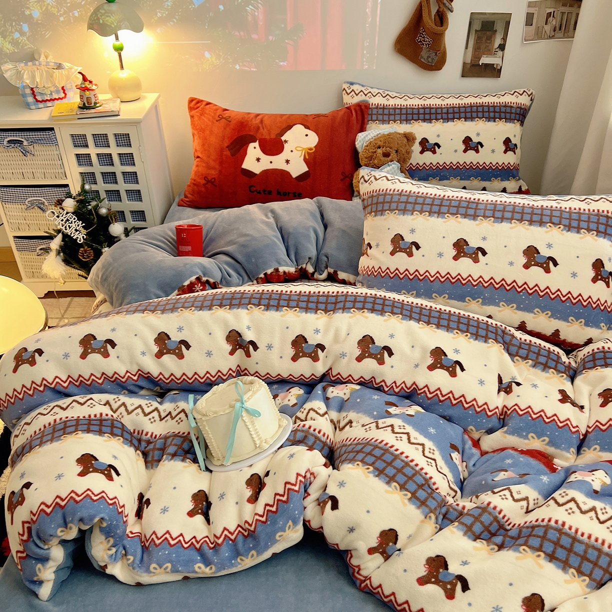 91家纺网 家纺一手货源 找家纺 桃子家居 2026新款A类数码印花混搭冬季新年限定猫咪小马加厚牛奶绒四件套 绒-梦幻小马蓝红