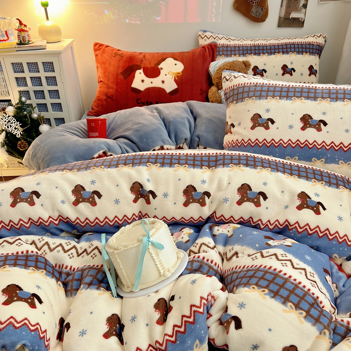 91家纺网 家纺一手货源 找家纺 桃子家居 2026新款A类数码印花混搭冬季新年限定猫咪小马加厚牛奶绒四件套 绒-梦幻小马蓝红