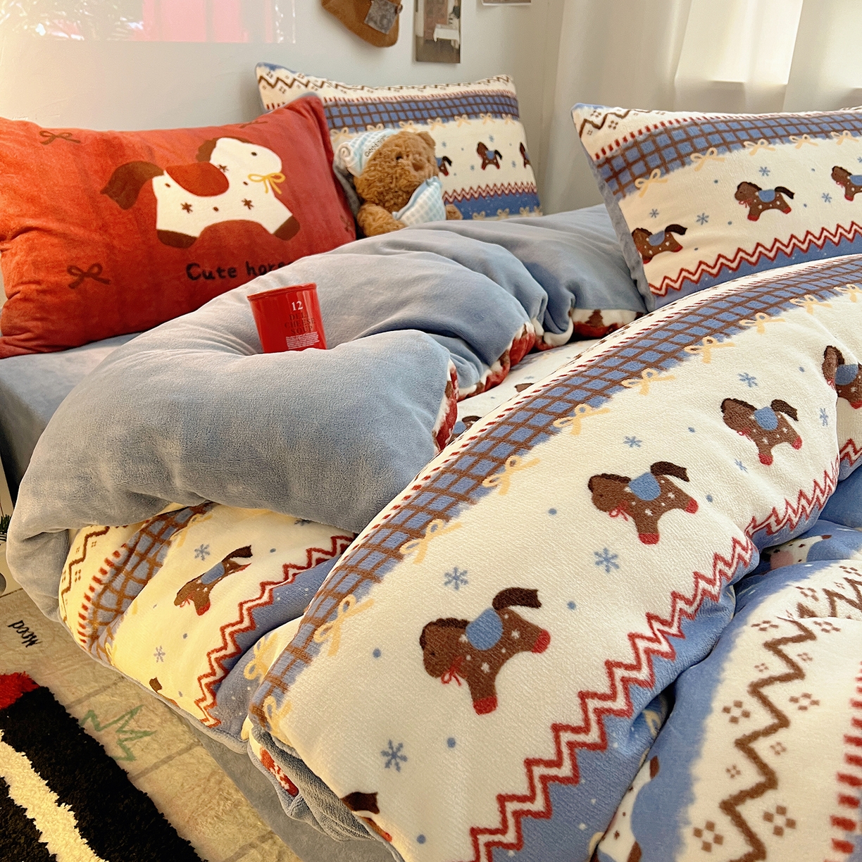 91家纺网 家纺一手货源 找家纺 桃子家居 2026新款A类数码印花混搭冬季新年限定猫咪小马加厚牛奶绒四件套 绒-梦幻小马蓝红