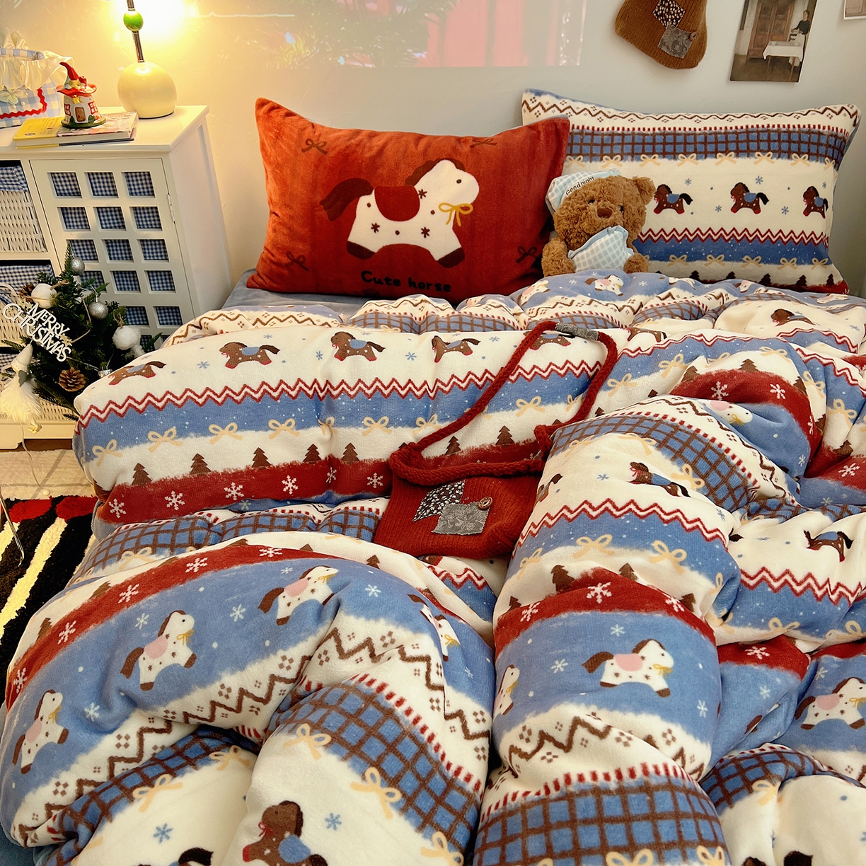 91家纺网 家纺一手货源 找家纺 桃子家居 2026新款A类数码印花混搭冬季新年限定猫咪小马加厚牛奶绒四件套 绒-梦幻小马蓝红