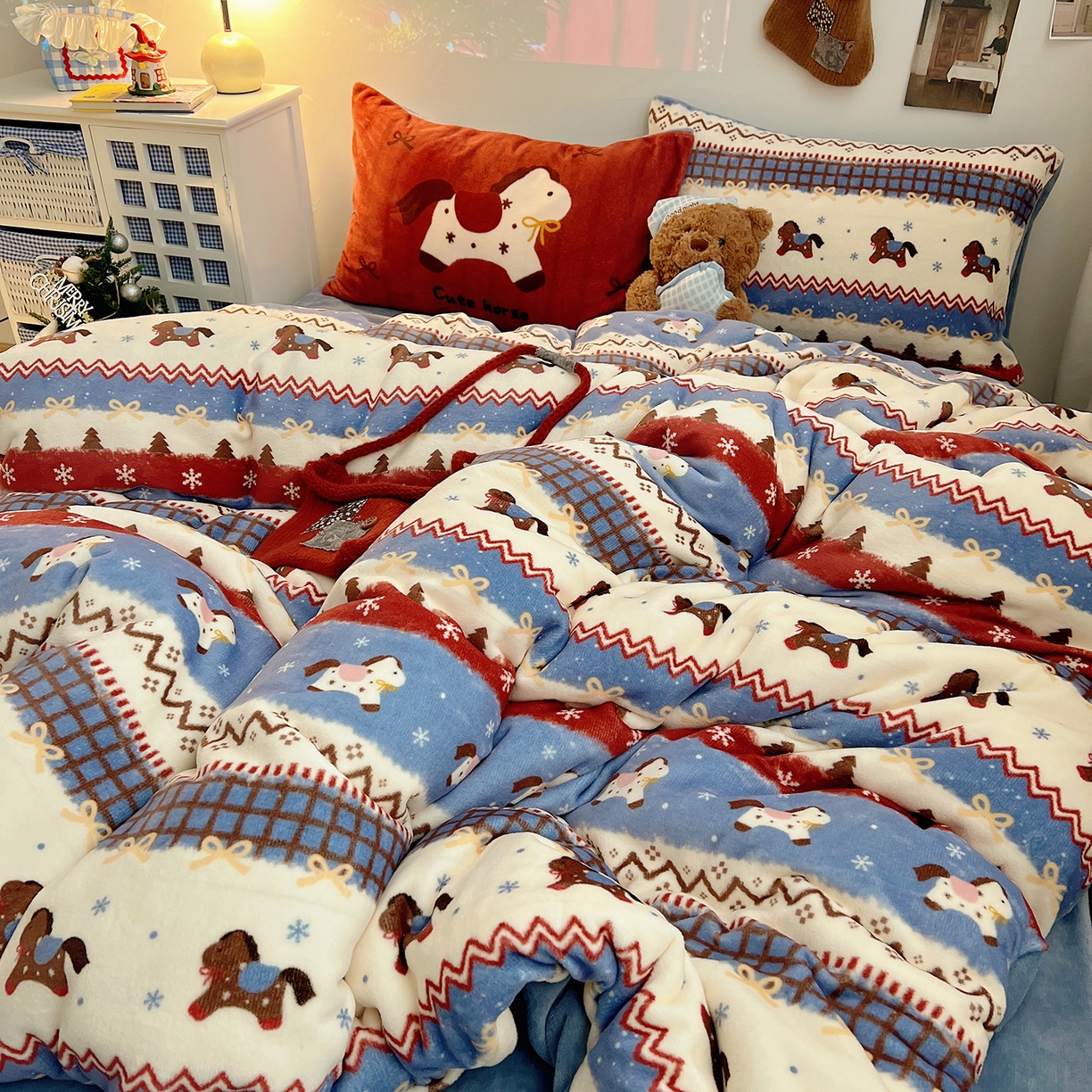 91家纺网 家纺一手货源 找家纺 桃子家居 2026新款A类数码印花混搭冬季新年限定猫咪小马加厚牛奶绒四件套 绒-梦幻小马蓝红