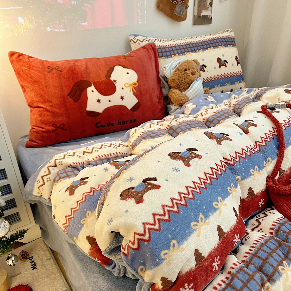 91家纺网 家纺一手货源 找家纺 桃子家居 2026新款A类数码印花混搭冬季新年限定猫咪小马加厚牛奶绒四件套 绒-梦幻小马蓝红