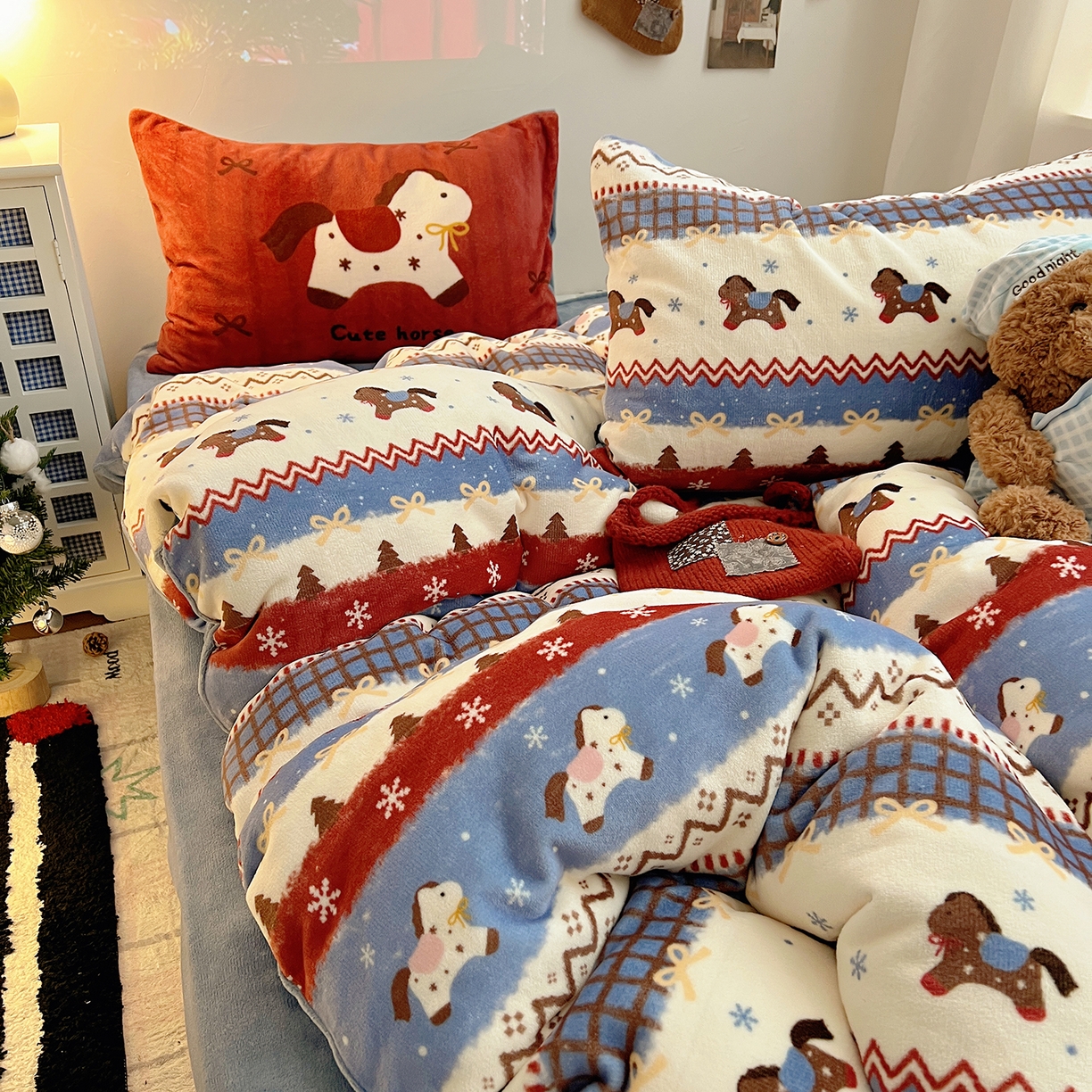 91家纺网 家纺一手货源 找家纺 桃子家居 2026新款A类数码印花混搭冬季新年限定猫咪小马加厚牛奶绒四件套 绒-梦幻小马蓝红