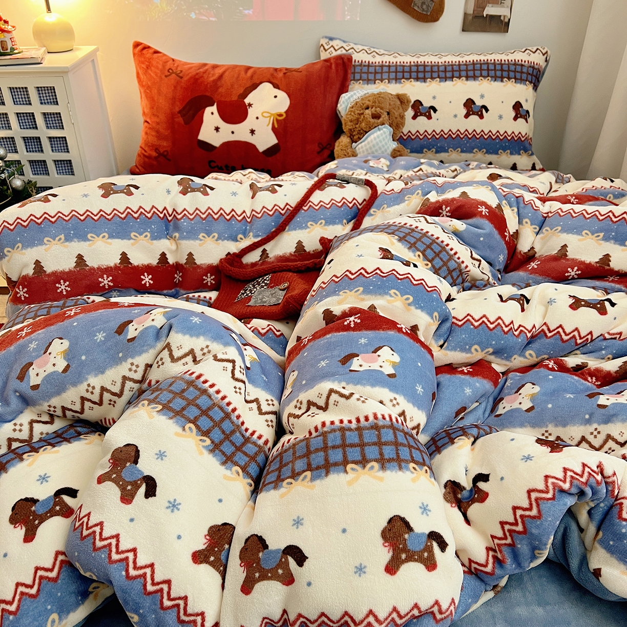 91家纺网 家纺一手货源 找家纺 桃子家居 2026新款A类数码印花混搭冬季新年限定猫咪小马加厚牛奶绒四件套 绒-梦幻小马蓝红