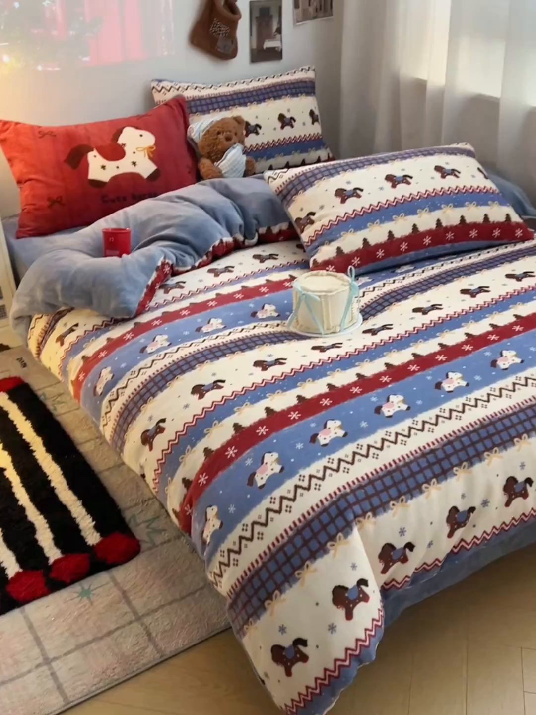 91家纺网 家纺一手货源 找家纺 桃子家居 2026新款A类数码印花混搭冬季新年限定猫咪小马加厚牛奶绒四件套 绒-梦幻小马蓝红