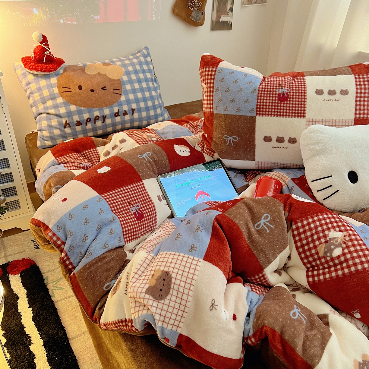 91家纺网 家纺一手货源 找家纺 桃子家居 2026新款A类数码印花混搭冬季新年限定猫咪小马加厚牛奶绒四件套 绒-樱桃猫猫红