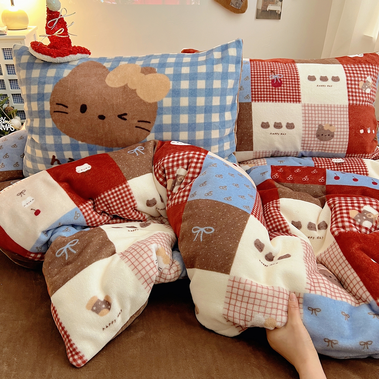 91家纺网 家纺一手货源 找家纺 桃子家居 2026新款A类数码印花混搭冬季新年限定猫咪小马加厚牛奶绒四件套 绒-樱桃猫猫红