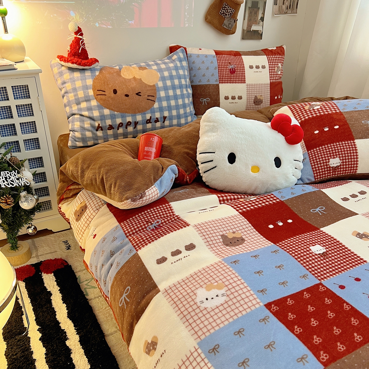 91家纺网 家纺一手货源 找家纺 桃子家居 2026新款A类数码印花混搭冬季新年限定猫咪小马加厚牛奶绒四件套 绒-樱桃猫猫红