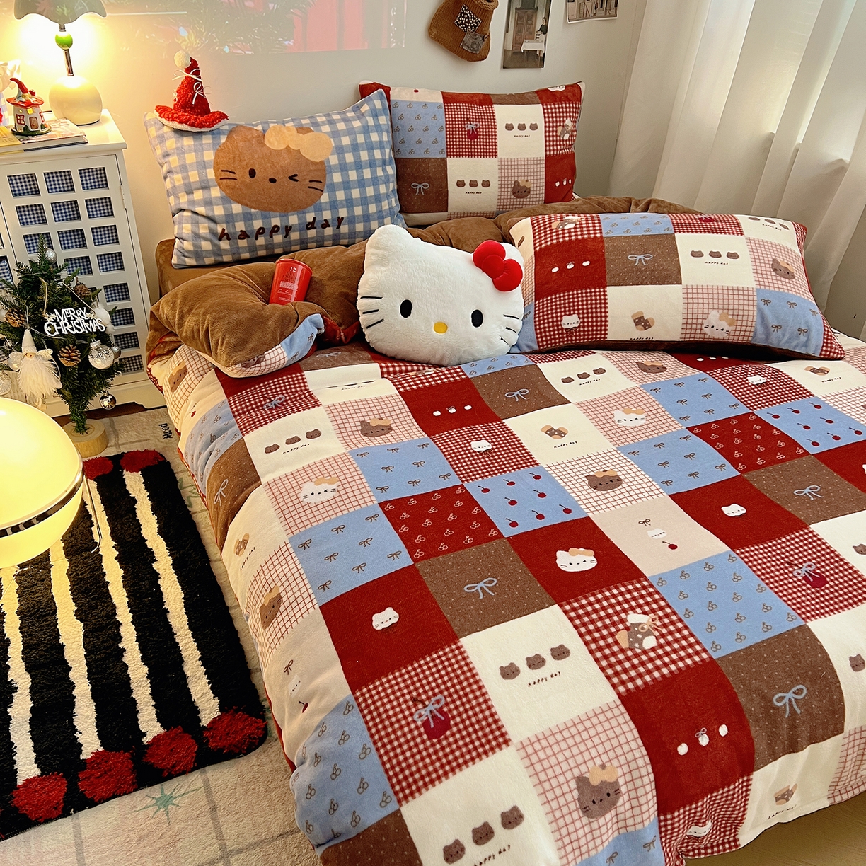 91家纺网 家纺一手货源 找家纺 桃子家居 2026新款A类数码印花混搭冬季新年限定猫咪小马加厚牛奶绒四件套 绒-樱桃猫猫红