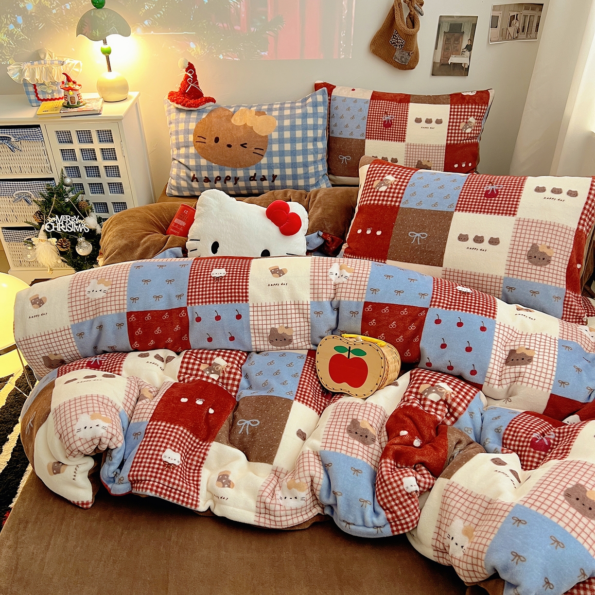 91家纺网 家纺一手货源 找家纺 桃子家居 2026新款A类数码印花混搭冬季新年限定猫咪小马加厚牛奶绒四件套 绒-樱桃猫猫红