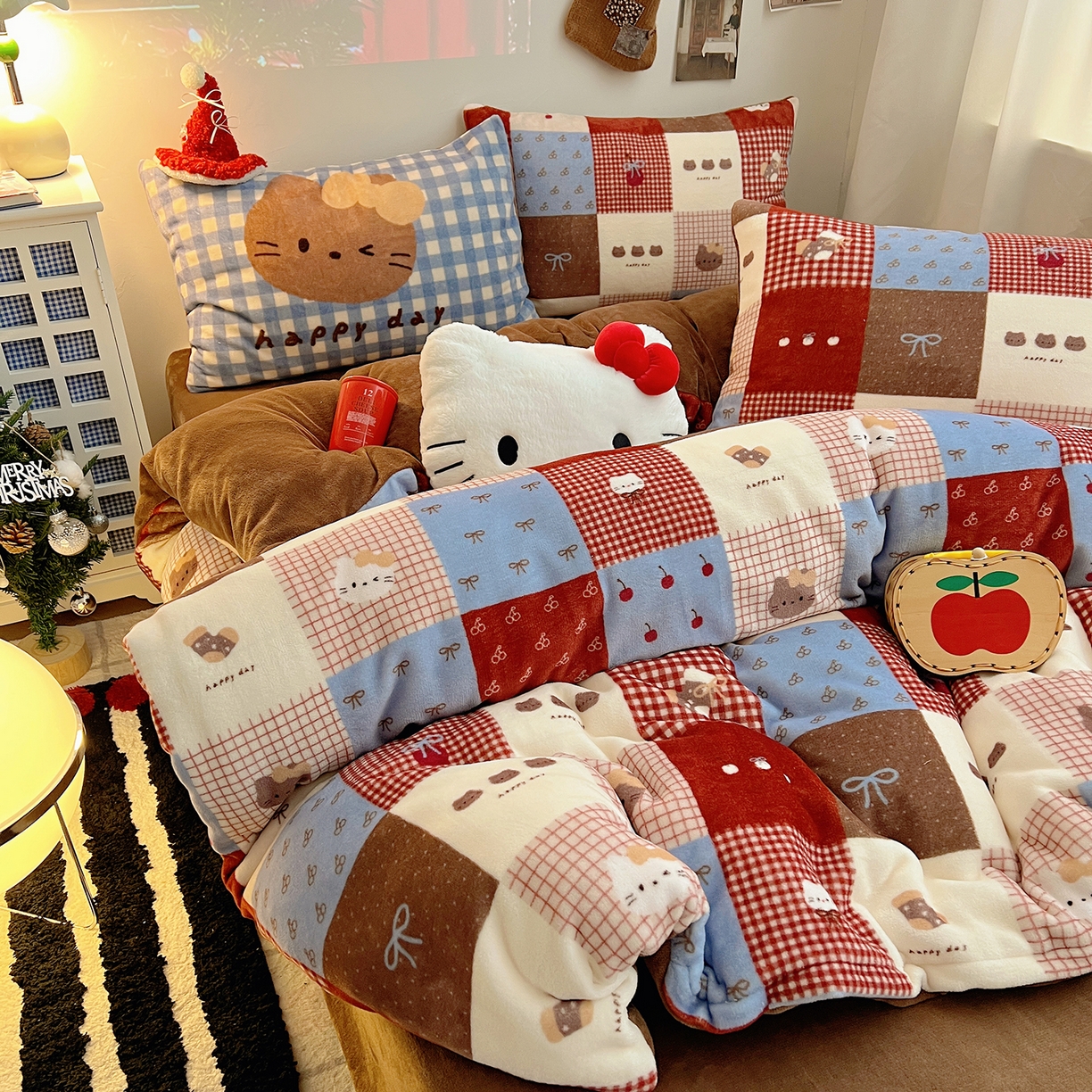 91家纺网 家纺一手货源 找家纺 桃子家居 2026新款A类数码印花混搭冬季新年限定猫咪小马加厚牛奶绒四件套 绒-樱桃猫猫红