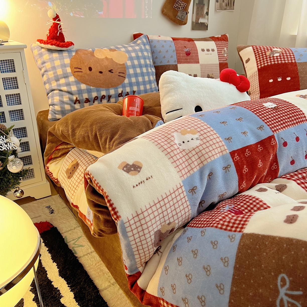 91家纺网 家纺一手货源 找家纺 桃子家居 2026新款A类数码印花混搭冬季新年限定猫咪小马加厚牛奶绒四件套 绒-樱桃猫猫红