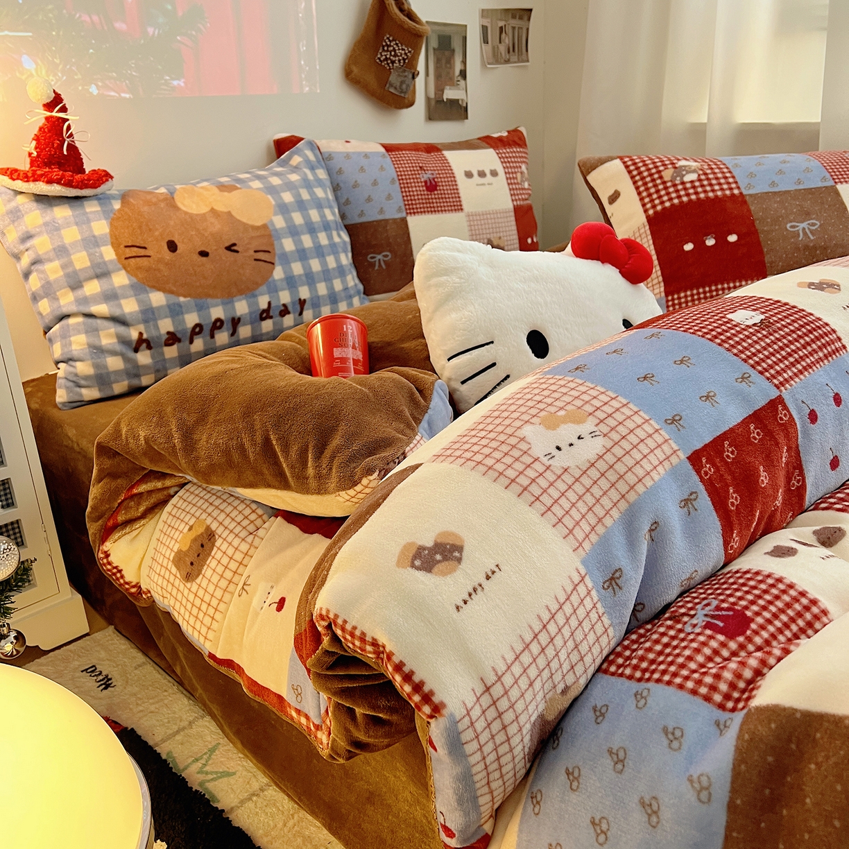 91家纺网 家纺一手货源 找家纺 桃子家居 2026新款A类数码印花混搭冬季新年限定猫咪小马加厚牛奶绒四件套 绒-樱桃猫猫红