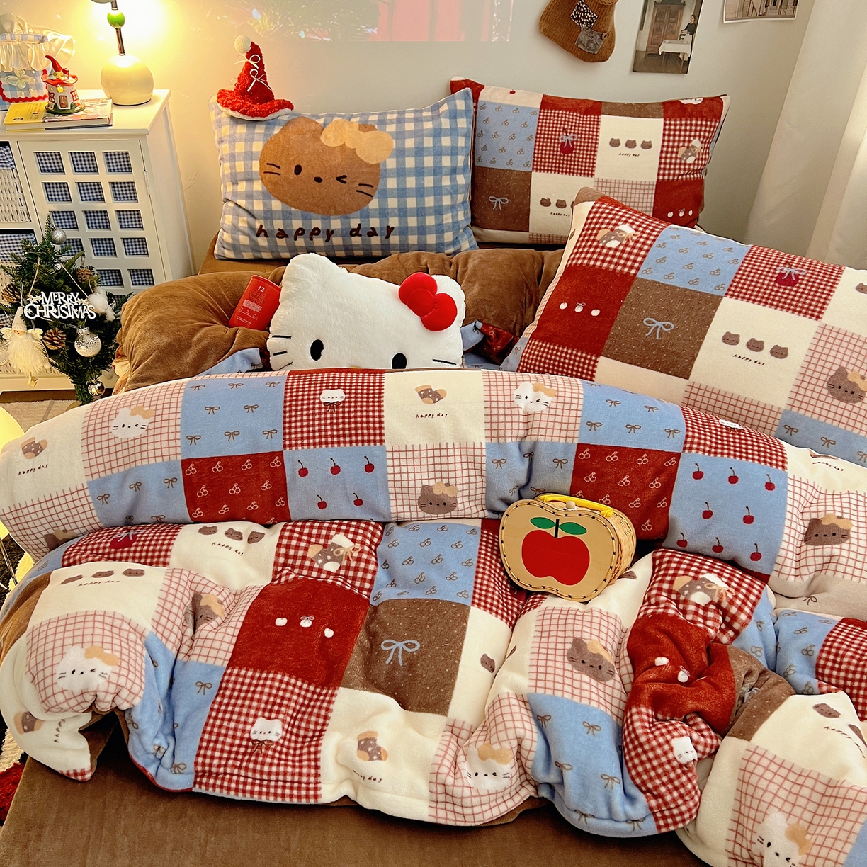 91家纺网 家纺一手货源 找家纺 桃子家居 2026新款A类数码印花混搭冬季新年限定猫咪小马加厚牛奶绒四件套 绒-樱桃猫猫红