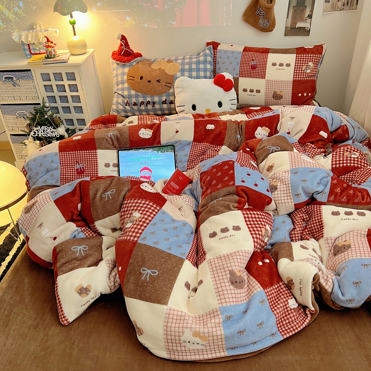 91家纺网 家纺一手货源 找家纺 桃子家居 2026新款A类数码印花混搭冬季新年限定猫咪小马加厚牛奶绒四件套 绒-樱桃猫猫红