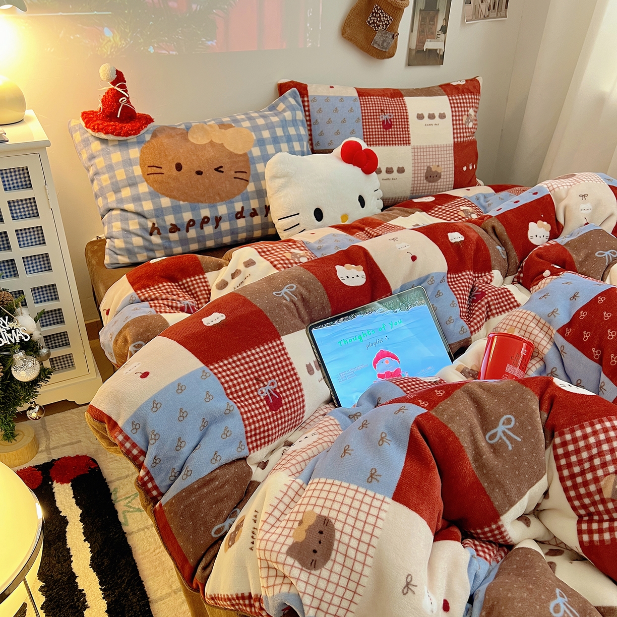 91家纺网 家纺一手货源 找家纺 桃子家居 2026新款A类数码印花混搭冬季新年限定猫咪小马加厚牛奶绒四件套 绒-樱桃猫猫红