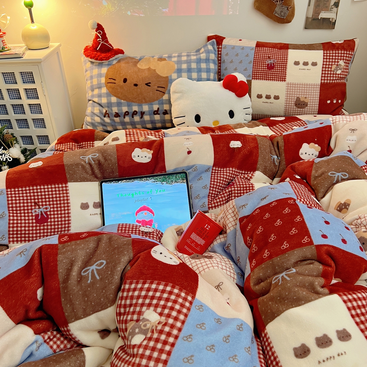 91家纺网 家纺一手货源 找家纺 桃子家居 2026新款A类数码印花混搭冬季新年限定猫咪小马加厚牛奶绒四件套 绒-樱桃猫猫红