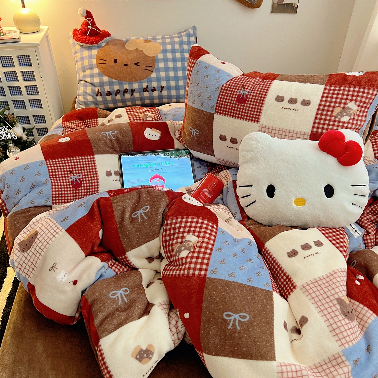 91家纺网 家纺一手货源 找家纺 桃子家居 2026新款A类数码印花混搭冬季新年限定猫咪小马加厚牛奶绒四件套 绒-樱桃猫猫红