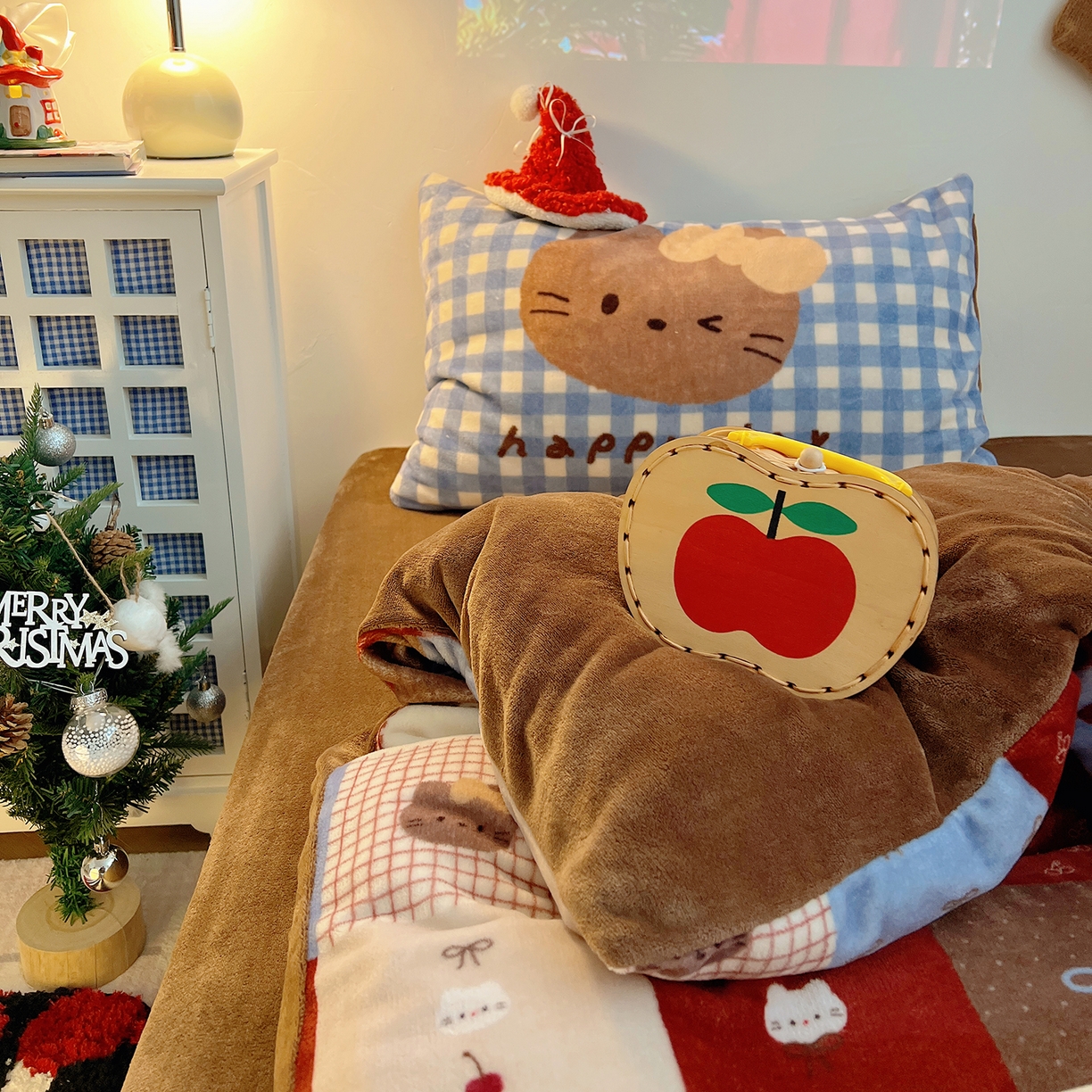 91家纺网 家纺一手货源 找家纺 桃子家居 2026新款A类数码印花混搭冬季新年限定猫咪小马加厚牛奶绒四件套 绒-樱桃猫猫红