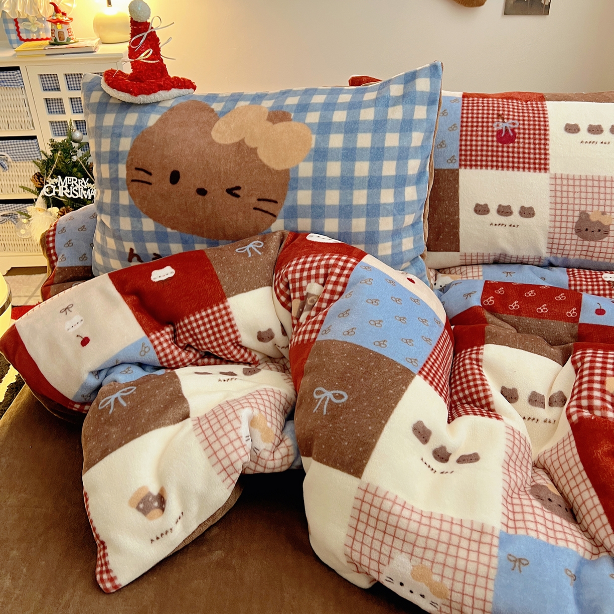 91家纺网 家纺一手货源 找家纺 桃子家居 2026新款A类数码印花混搭冬季新年限定猫咪小马加厚牛奶绒四件套 绒-樱桃猫猫红