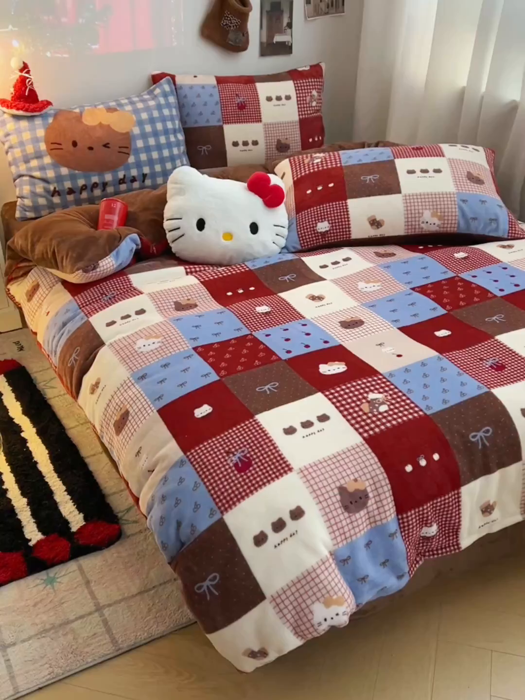 91家纺网 家纺一手货源 找家纺 桃子家居 2026新款A类数码印花混搭冬季新年限定猫咪小马加厚牛奶绒四件套 绒-樱桃猫猫红