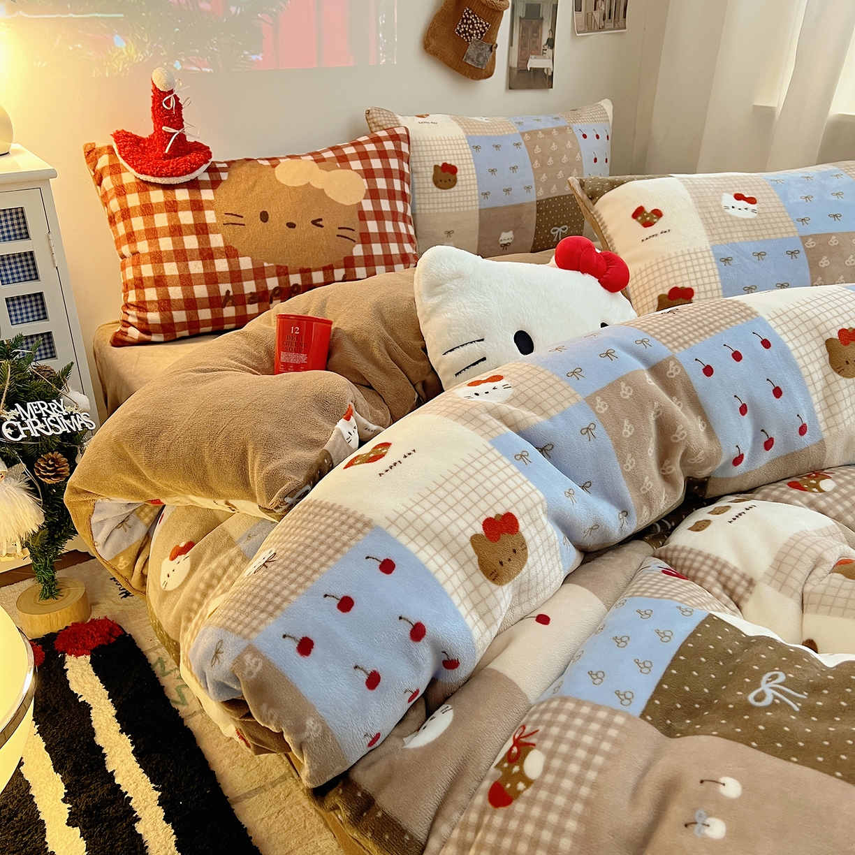 91家纺网 家纺一手货源 找家纺 桃子家居 2026新款A类数码印花混搭冬季新年限定猫咪小马加厚牛奶绒四件套 绒-樱桃猫猫咖