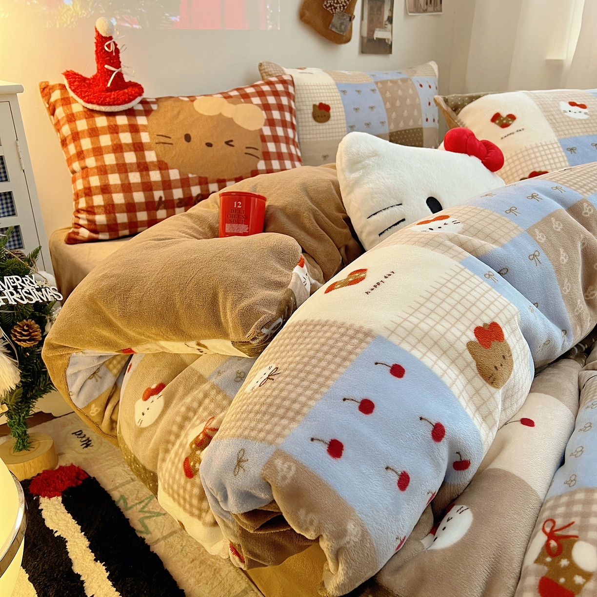 91家纺网 家纺一手货源 找家纺 桃子家居 2026新款A类数码印花混搭冬季新年限定猫咪小马加厚牛奶绒四件套 绒-樱桃猫猫咖