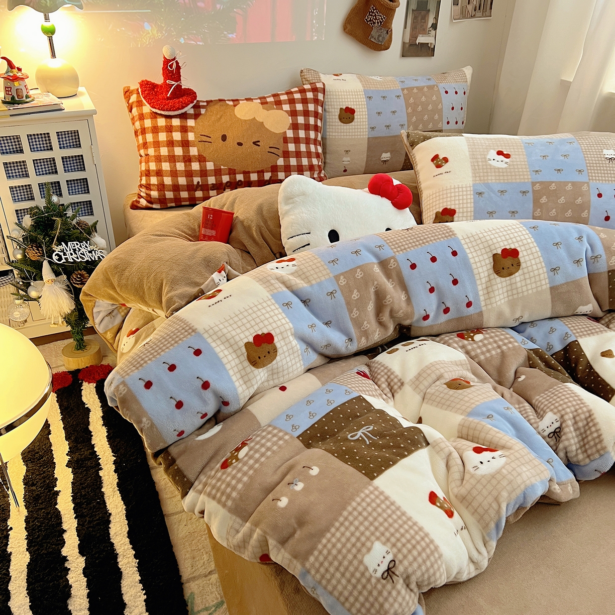 91家纺网 家纺一手货源 找家纺 桃子家居 2026新款A类数码印花混搭冬季新年限定猫咪小马加厚牛奶绒四件套 绒-樱桃猫猫咖