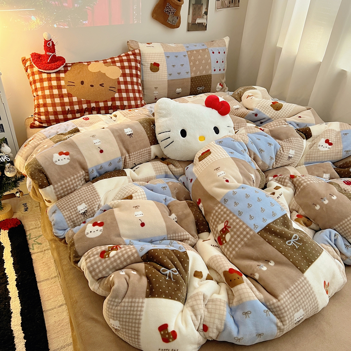 91家纺网 家纺一手货源 找家纺 桃子家居 2026新款A类数码印花混搭冬季新年限定猫咪小马加厚牛奶绒四件套 绒-樱桃猫猫咖