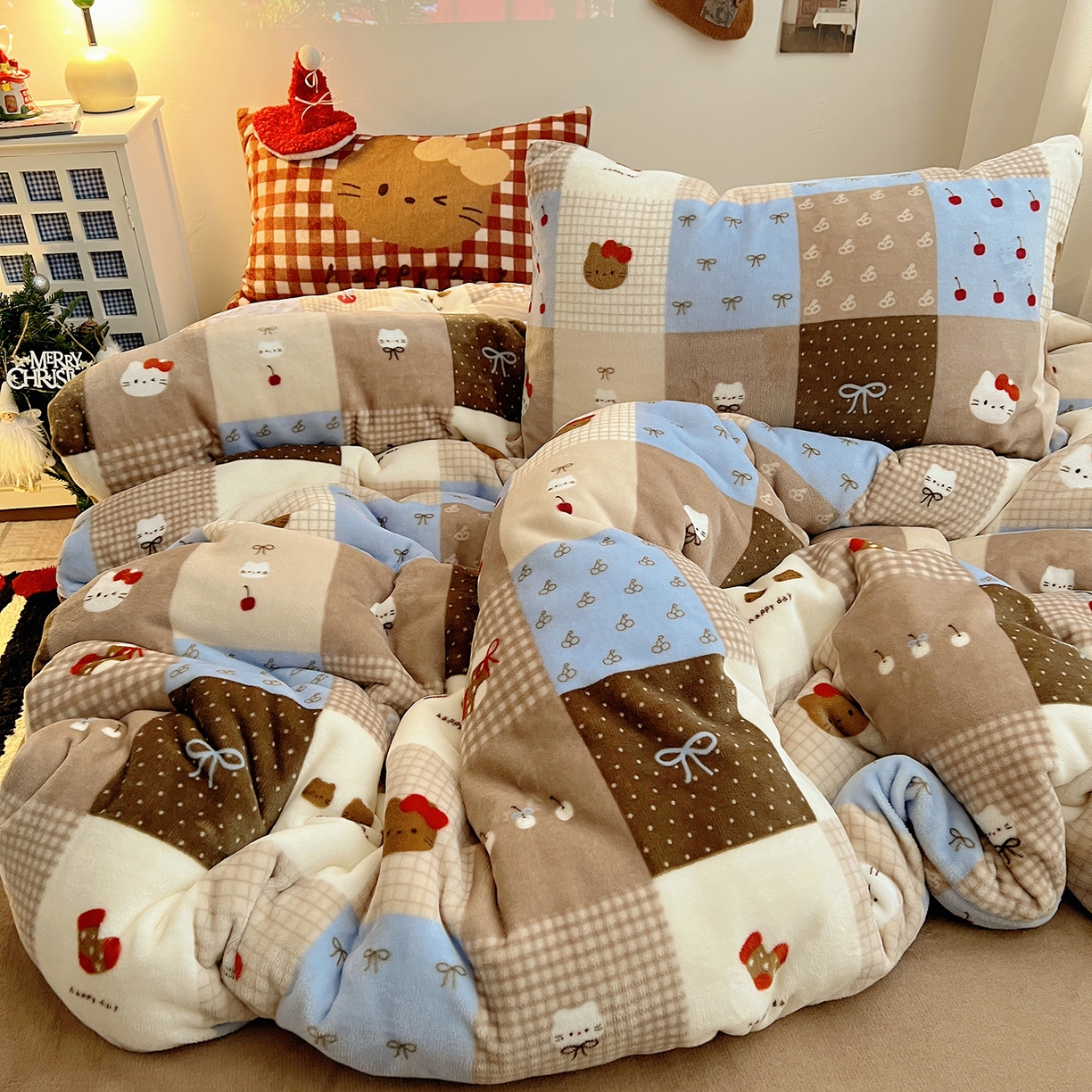 91家纺网 家纺一手货源 找家纺 桃子家居 2026新款A类数码印花混搭冬季新年限定猫咪小马加厚牛奶绒四件套 绒-樱桃猫猫咖