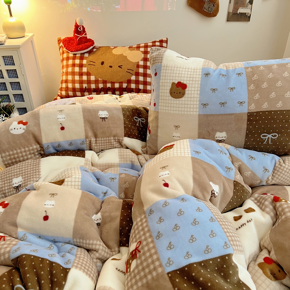 91家纺网 家纺一手货源 找家纺 桃子家居 2026新款A类数码印花混搭冬季新年限定猫咪小马加厚牛奶绒四件套 绒-樱桃猫猫咖