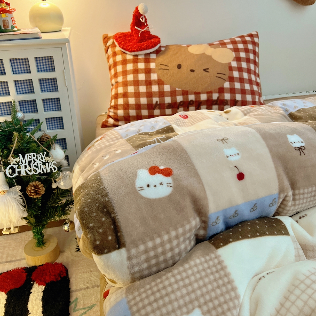 91家纺网 家纺一手货源 找家纺 桃子家居 2026新款A类数码印花混搭冬季新年限定猫咪小马加厚牛奶绒四件套 绒-樱桃猫猫咖