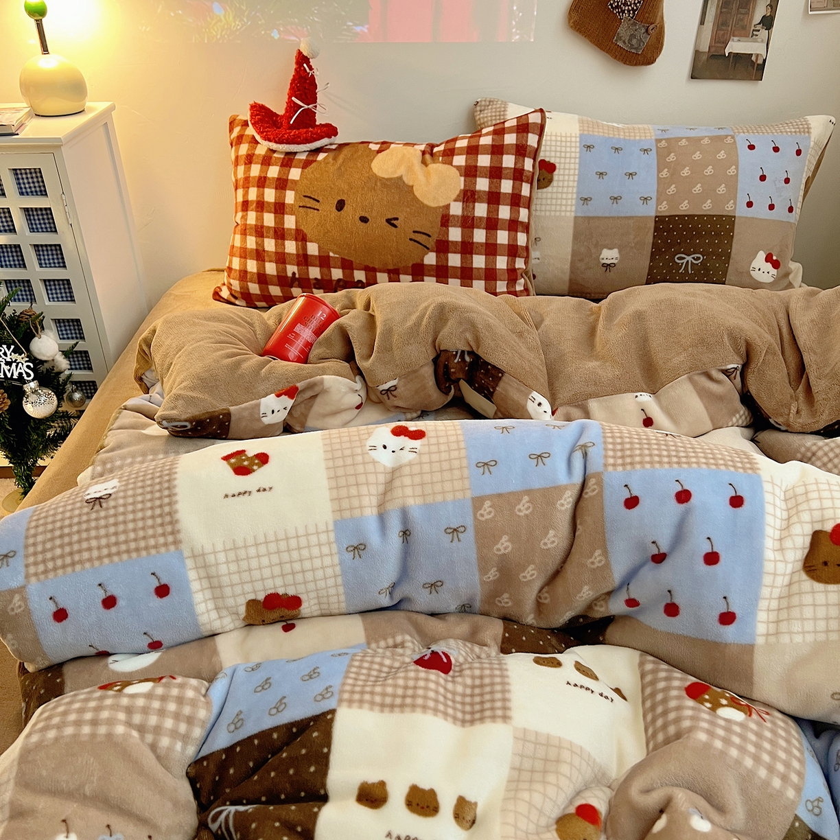 91家纺网 家纺一手货源 找家纺 桃子家居 2026新款A类数码印花混搭冬季新年限定猫咪小马加厚牛奶绒四件套 绒-樱桃猫猫咖