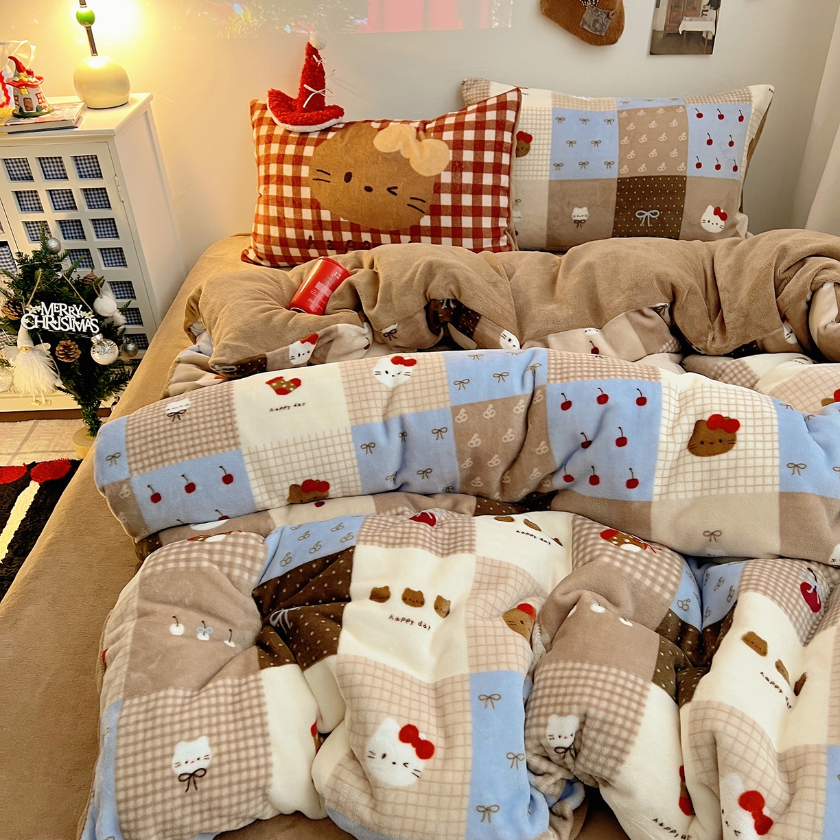 91家纺网 家纺一手货源 找家纺 桃子家居 2026新款A类数码印花混搭冬季新年限定猫咪小马加厚牛奶绒四件套 绒-樱桃猫猫咖