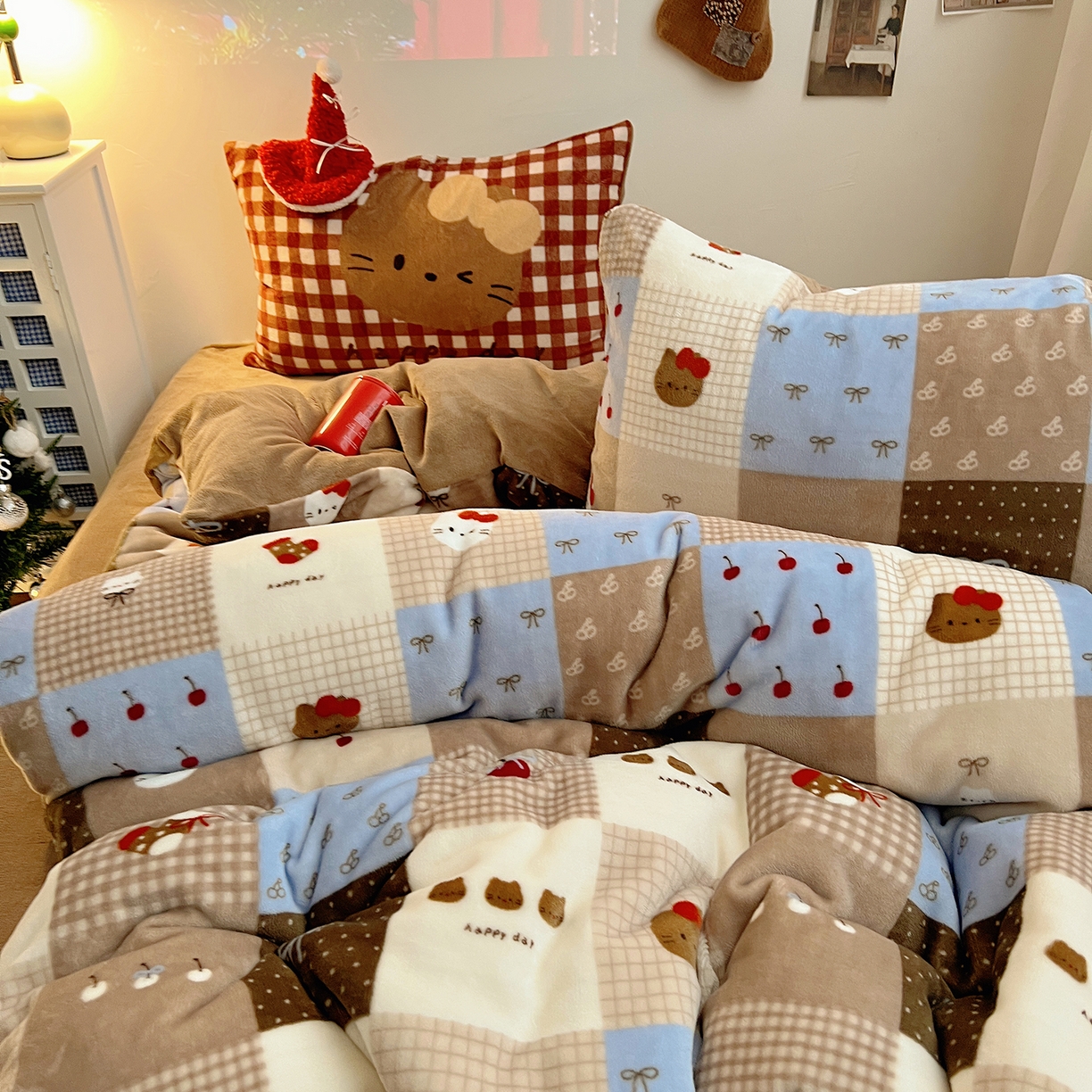 91家纺网 家纺一手货源 找家纺 桃子家居 2026新款A类数码印花混搭冬季新年限定猫咪小马加厚牛奶绒四件套 绒-樱桃猫猫咖