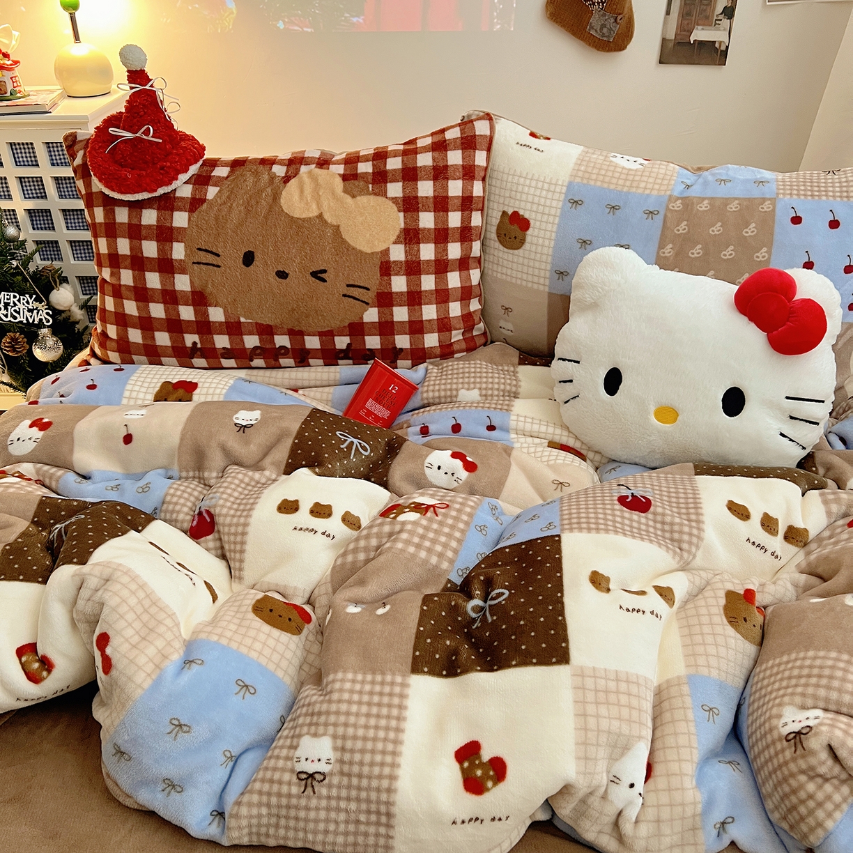 91家纺网 家纺一手货源 找家纺 桃子家居 2026新款A类数码印花混搭冬季新年限定猫咪小马加厚牛奶绒四件套 绒-樱桃猫猫咖