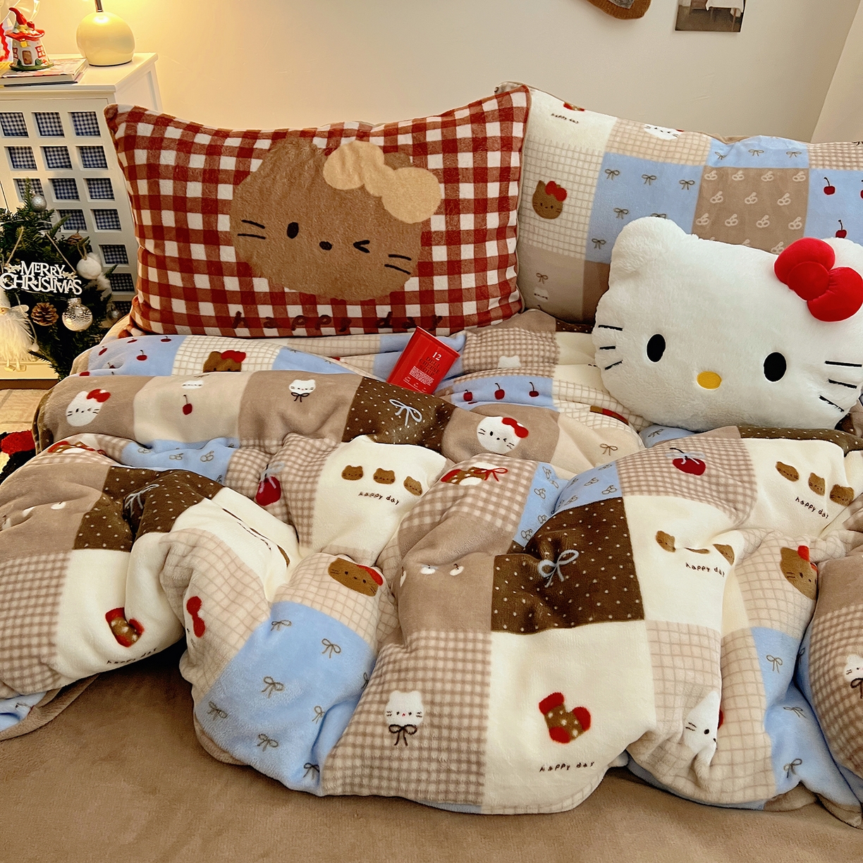 91家纺网 家纺一手货源 找家纺 桃子家居 2026新款A类数码印花混搭冬季新年限定猫咪小马加厚牛奶绒四件套 绒-樱桃猫猫咖