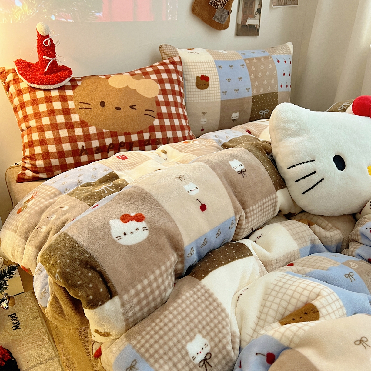 91家纺网 家纺一手货源 找家纺 桃子家居 2026新款A类数码印花混搭冬季新年限定猫咪小马加厚牛奶绒四件套 绒-樱桃猫猫咖