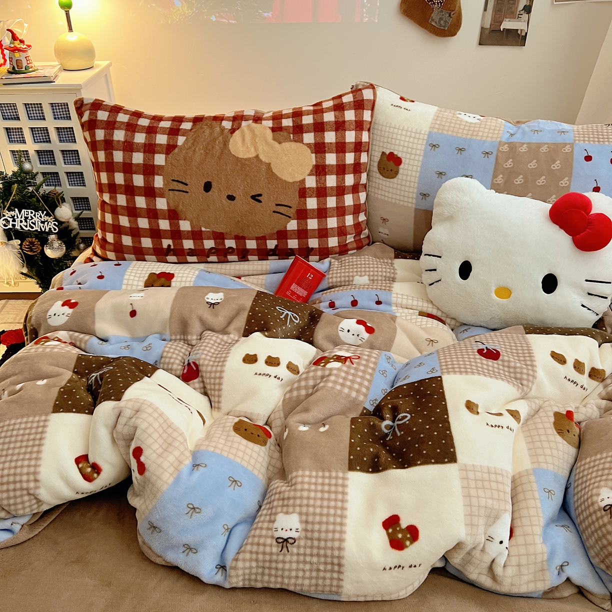 91家纺网 家纺一手货源 找家纺 桃子家居 2026新款A类数码印花混搭冬季新年限定猫咪小马加厚牛奶绒四件套 绒-樱桃猫猫咖