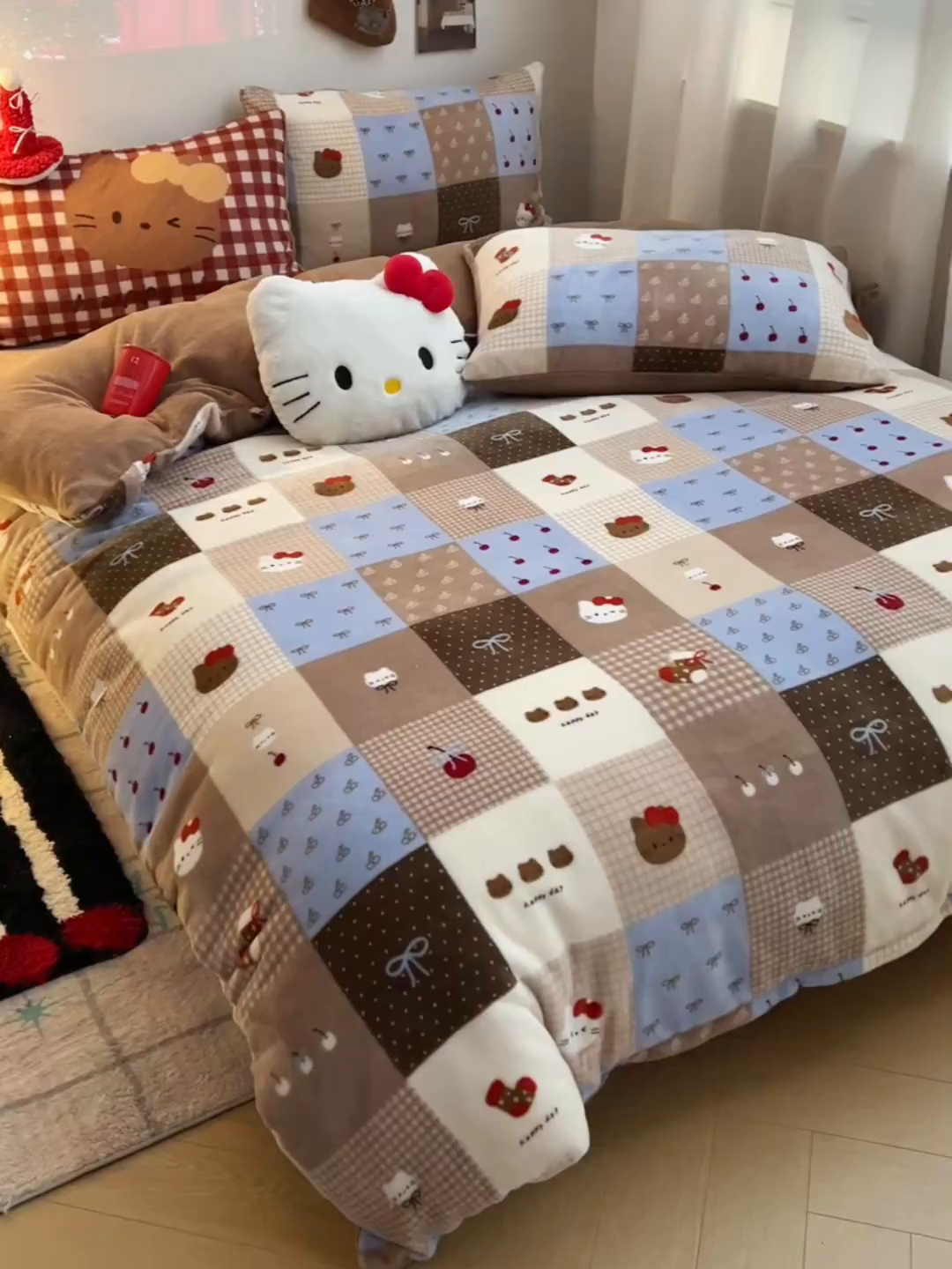 91家纺网 家纺一手货源 找家纺 桃子家居 2026新款A类数码印花混搭冬季新年限定猫咪小马加厚牛奶绒四件套 绒-樱桃猫猫咖