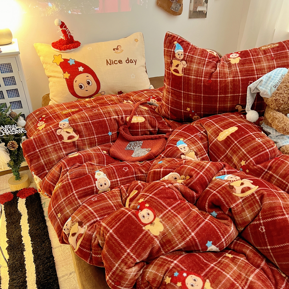 91家纺网 家纺一手货源 找家纺 桃子家居 2026新款A类数码印花混搭冬季新年限定猫咪小马加厚牛奶绒四件套 绒-棕糖木马