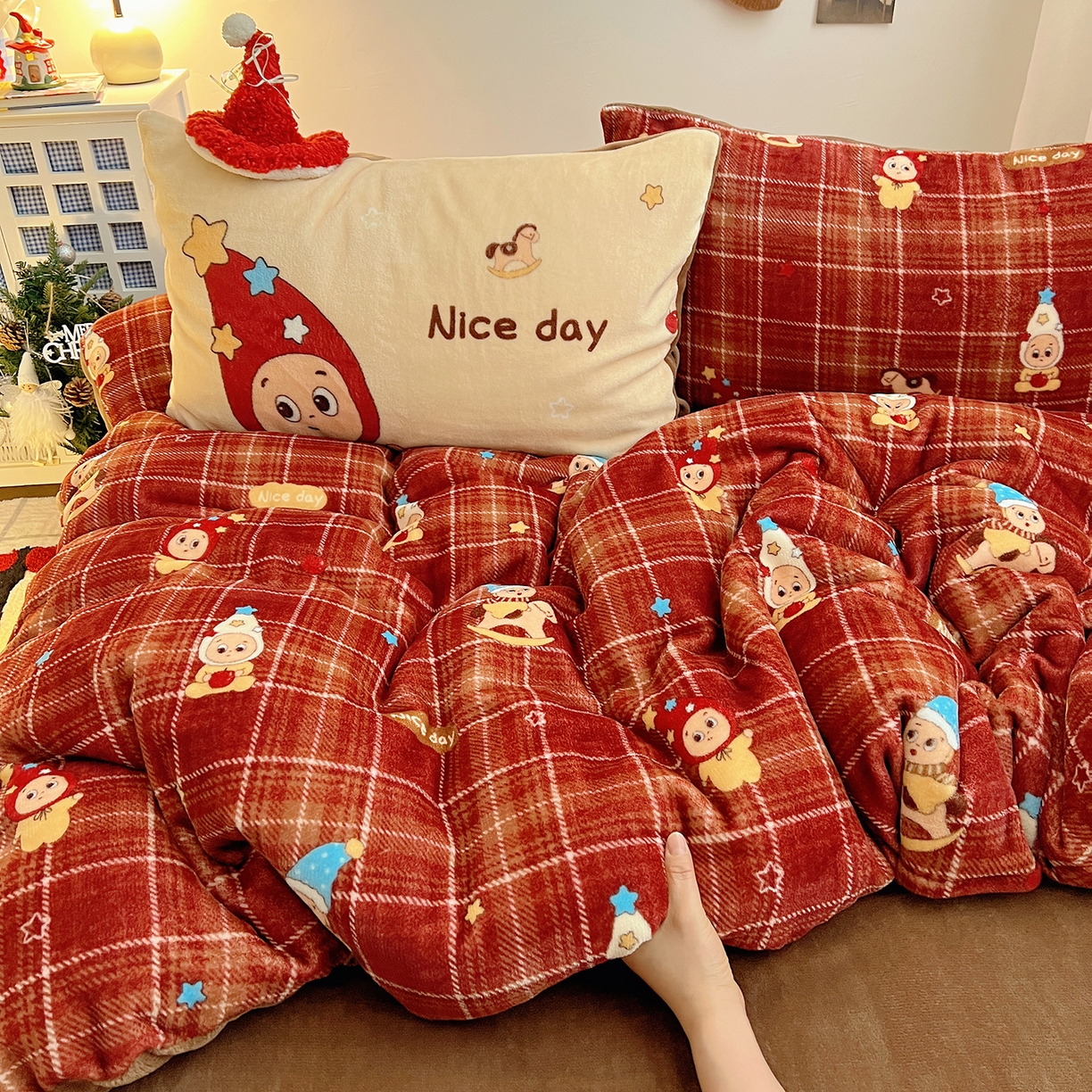 91家纺网 家纺一手货源 找家纺 桃子家居 2026新款A类数码印花混搭冬季新年限定猫咪小马加厚牛奶绒四件套 绒-棕糖木马