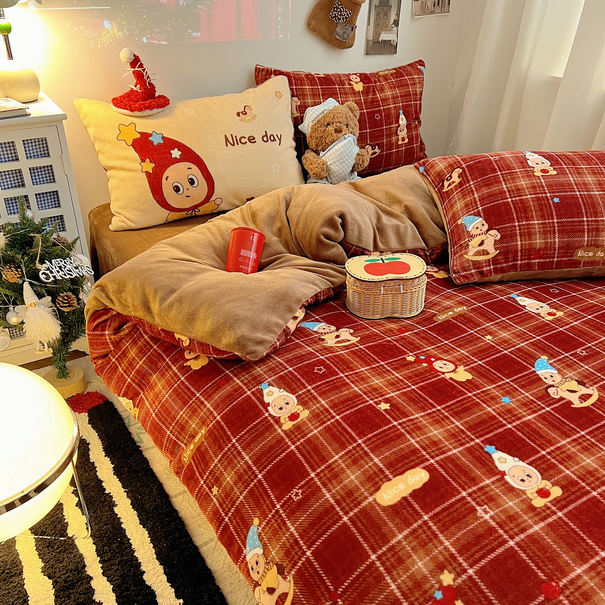 91家纺网 家纺一手货源 找家纺 桃子家居 2026新款A类数码印花混搭冬季新年限定猫咪小马加厚牛奶绒四件套 绒-棕糖木马