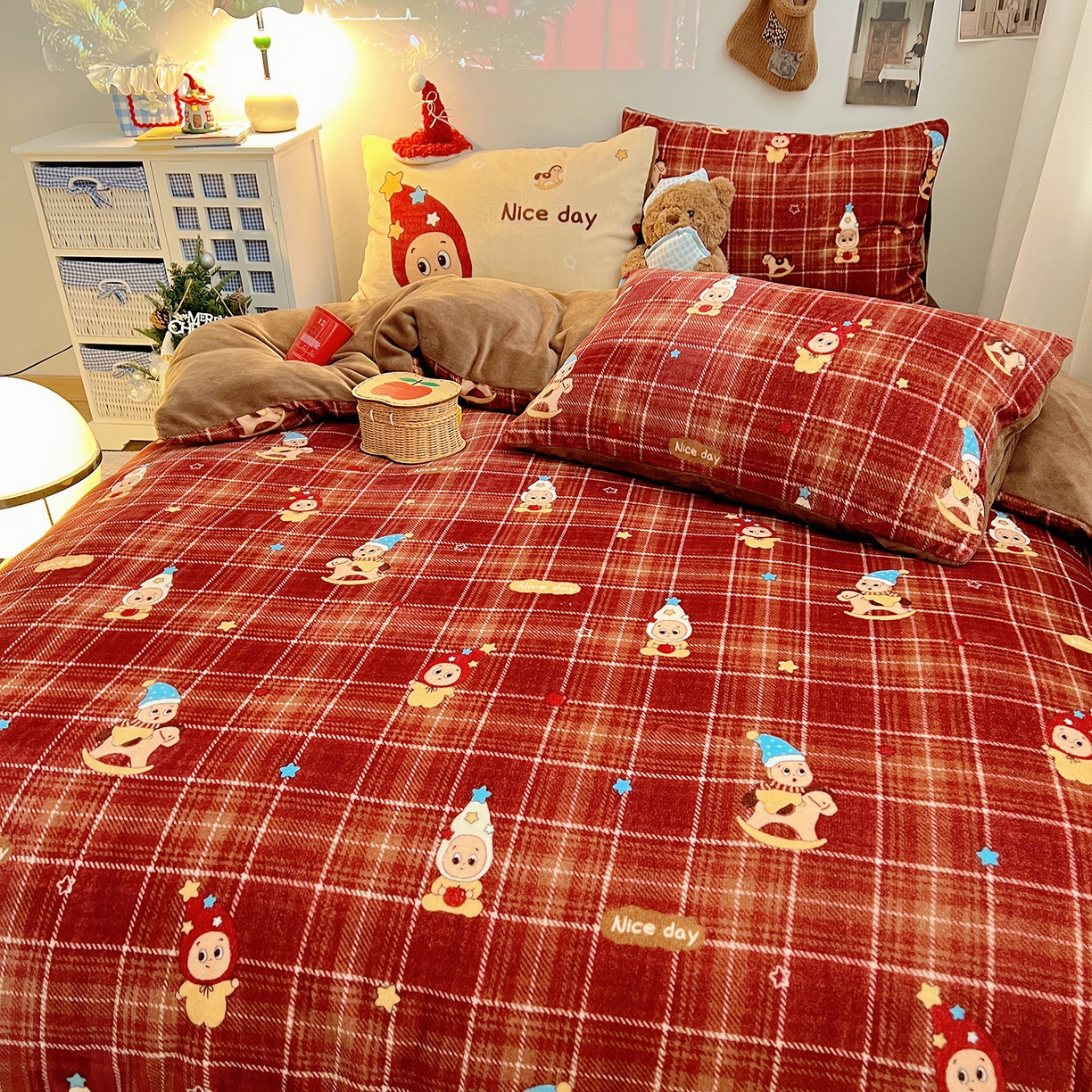 91家纺网 家纺一手货源 找家纺 桃子家居 2026新款A类数码印花混搭冬季新年限定猫咪小马加厚牛奶绒四件套 绒-棕糖木马