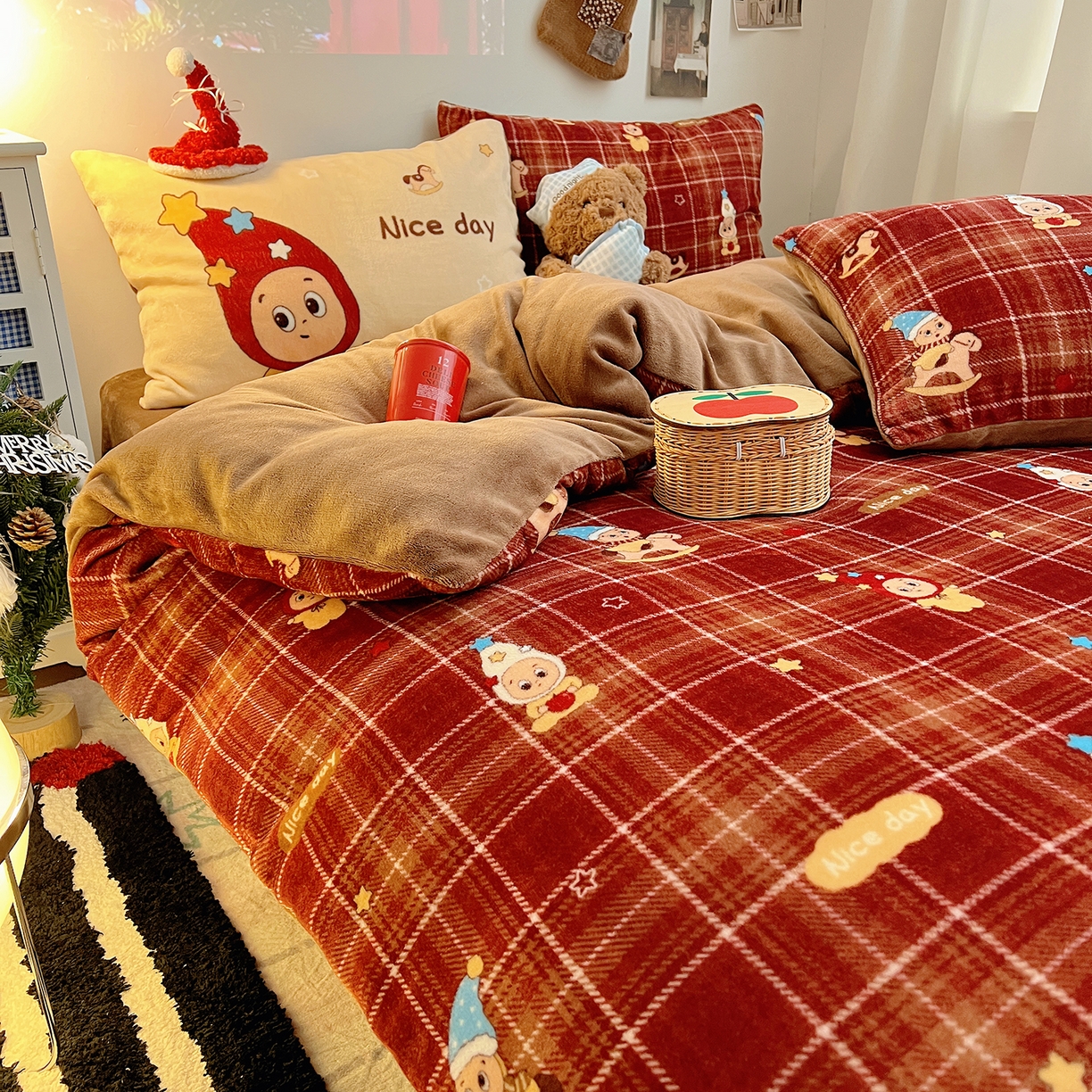 91家纺网 家纺一手货源 找家纺 桃子家居 2026新款A类数码印花混搭冬季新年限定猫咪小马加厚牛奶绒四件套 绒-棕糖木马